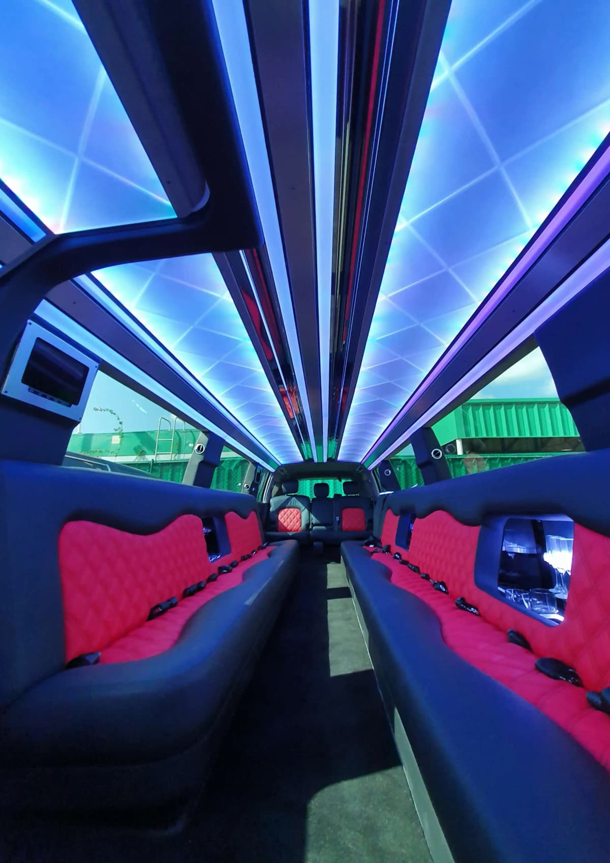 Nissan Patrol Limousine — photo 5 of 6