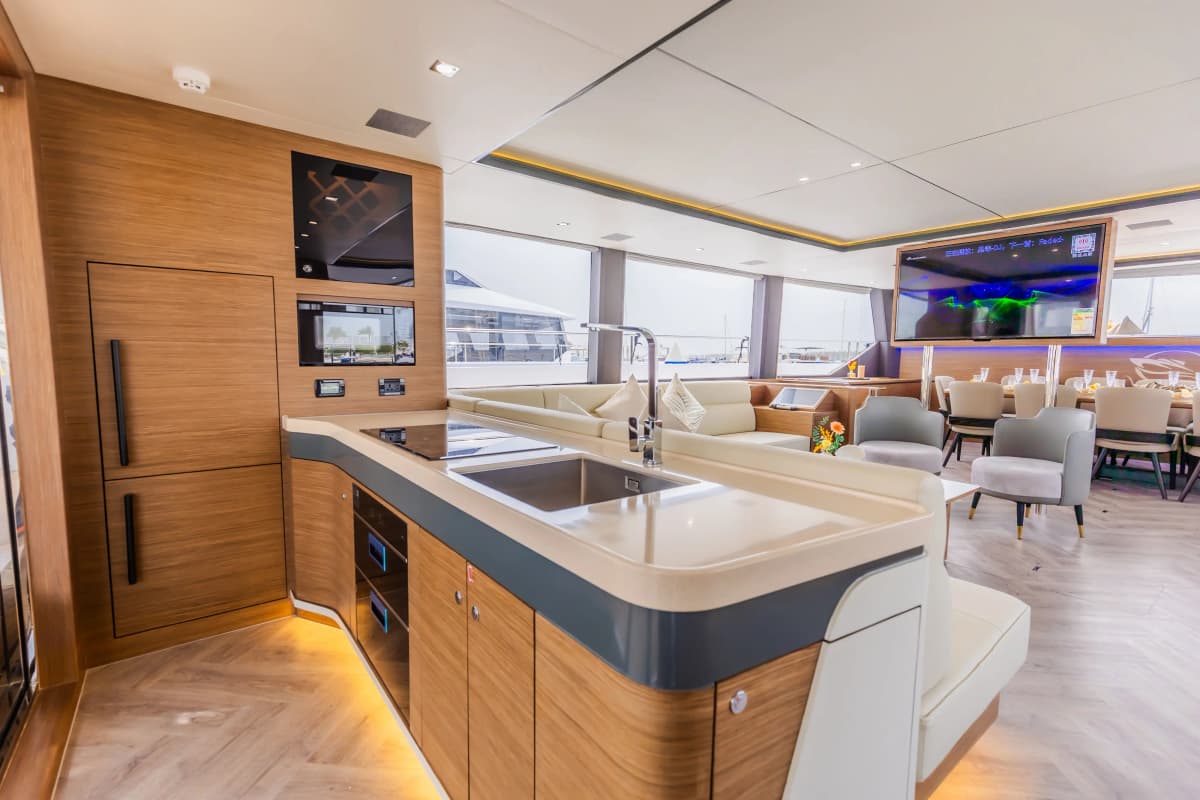Aquila Luxury Yacht Charter — photo 10 of 14