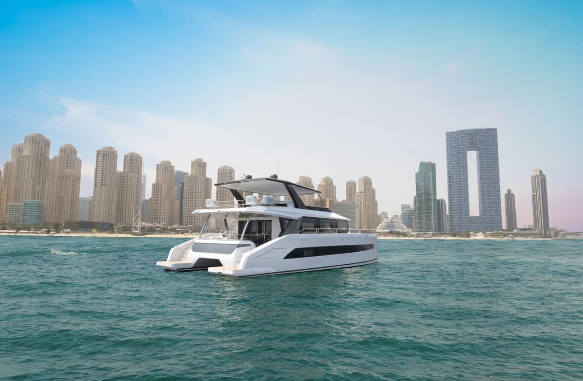 Aquila Luxury Yacht Charter — photo 2 of 14