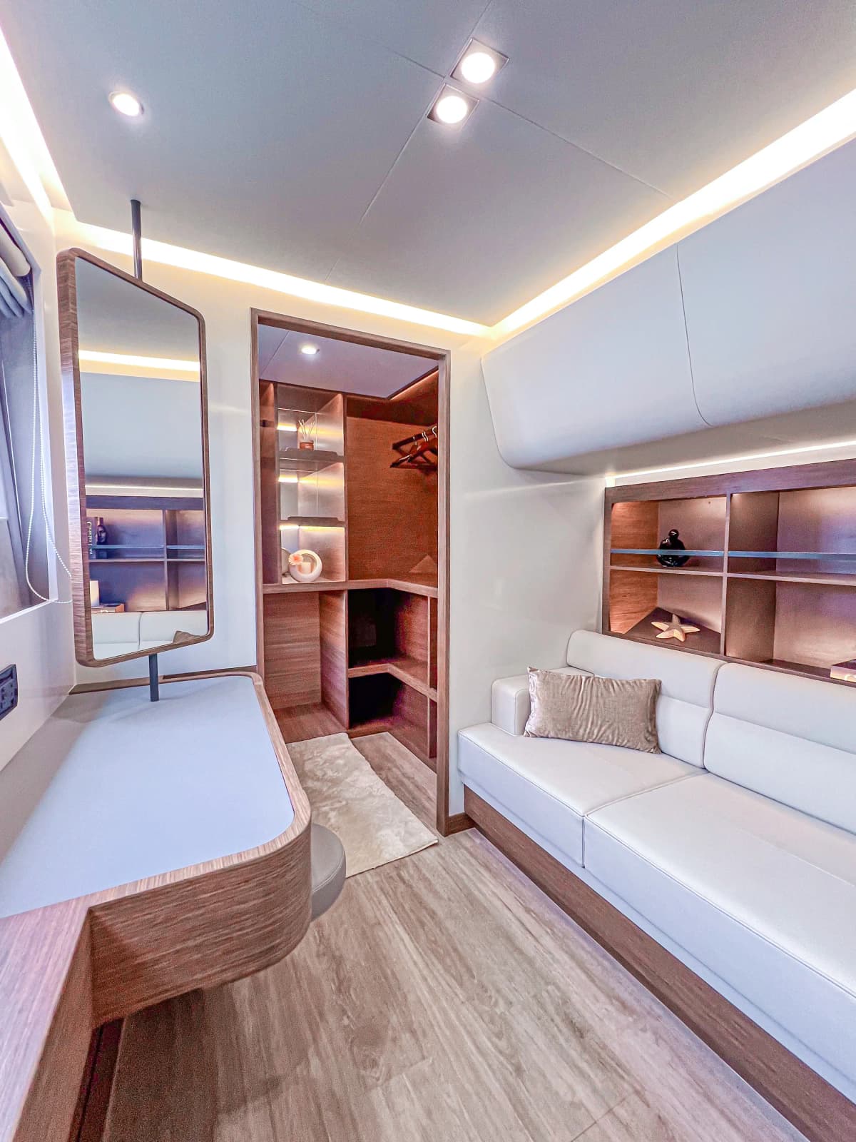 Aquila Luxury Yacht Charter — photo 5 of 14