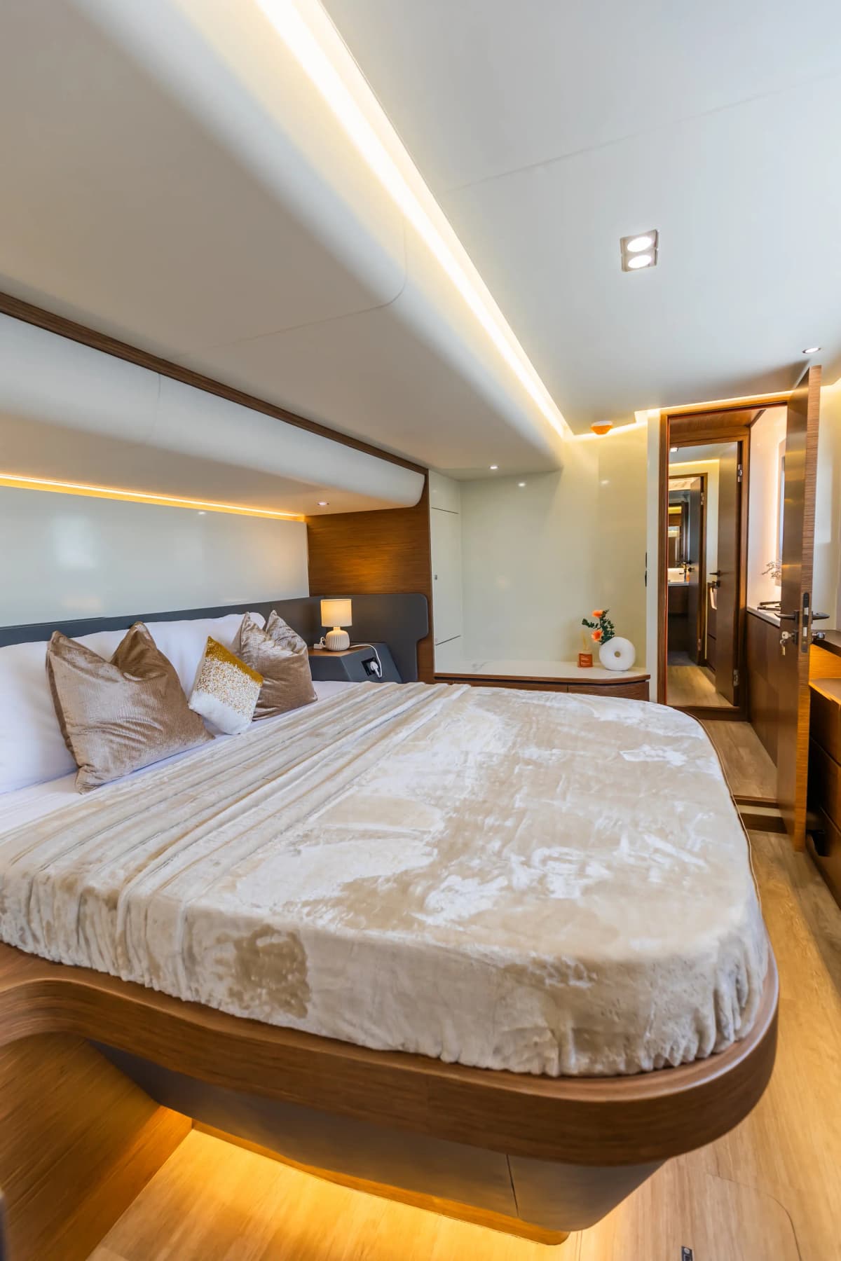 Aquila Luxury Yacht Charter — photo 7 of 14