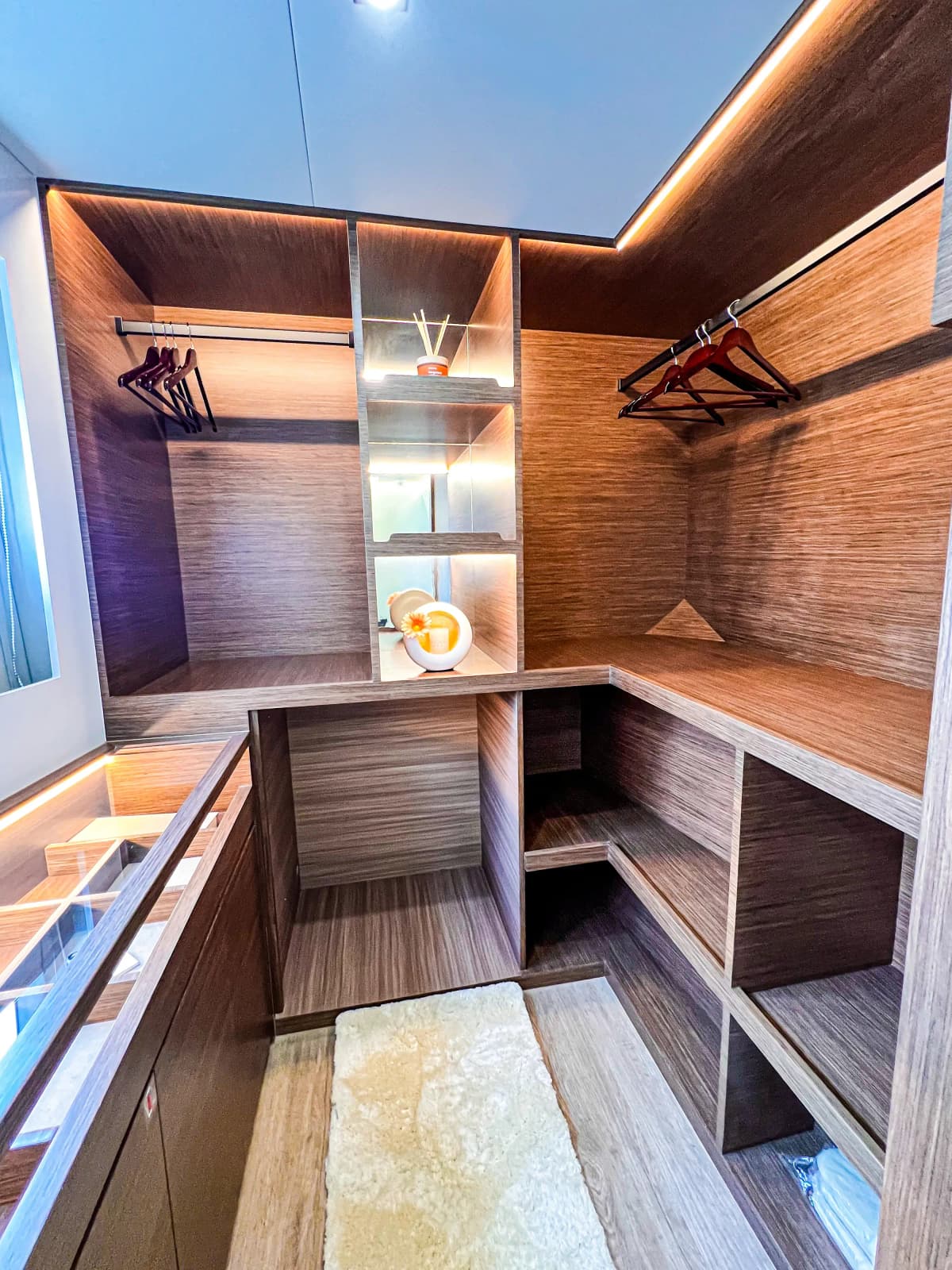 Aquila Luxury Yacht Charter — photo 9 of 14