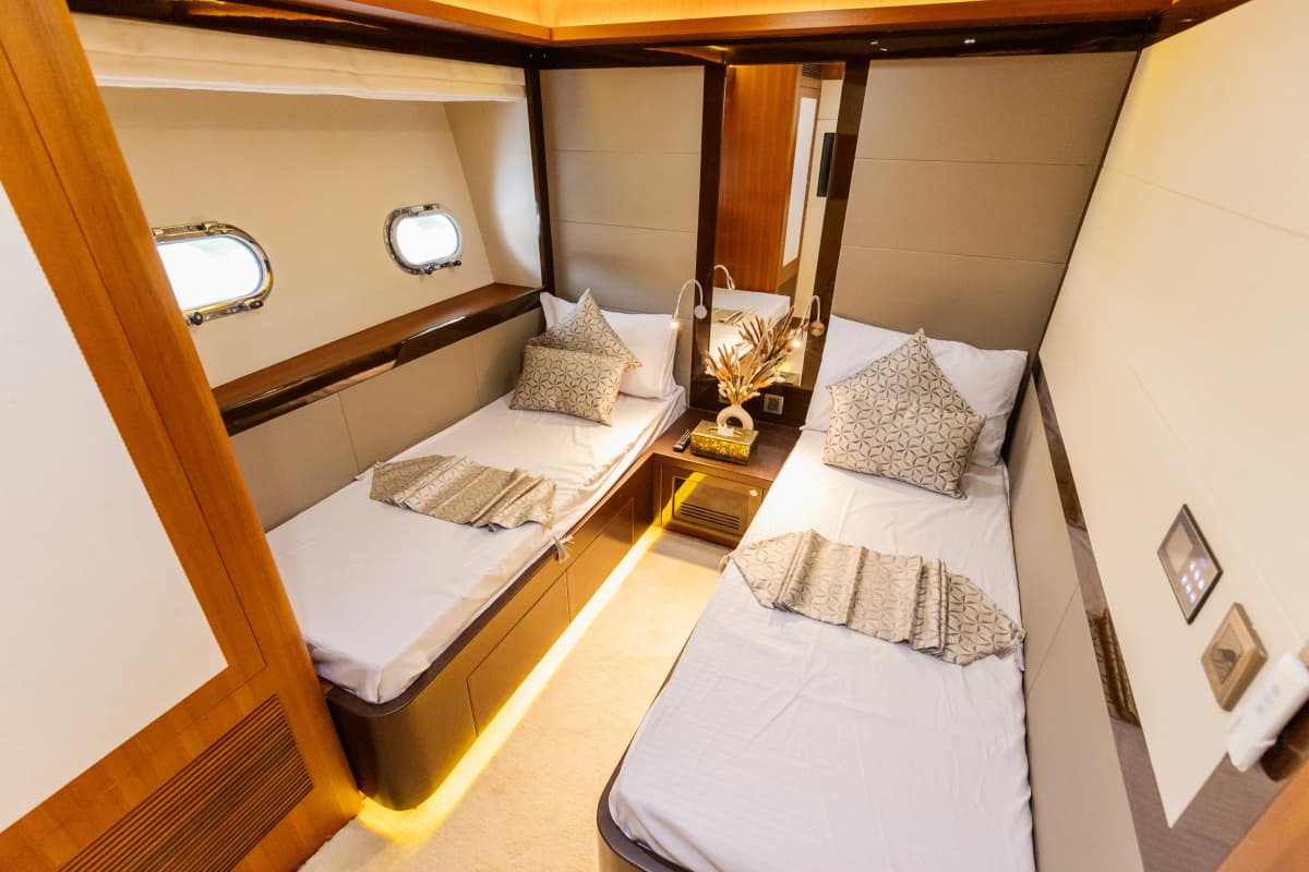 Caliente Luxury Yacht Charter — photo 13 of 13