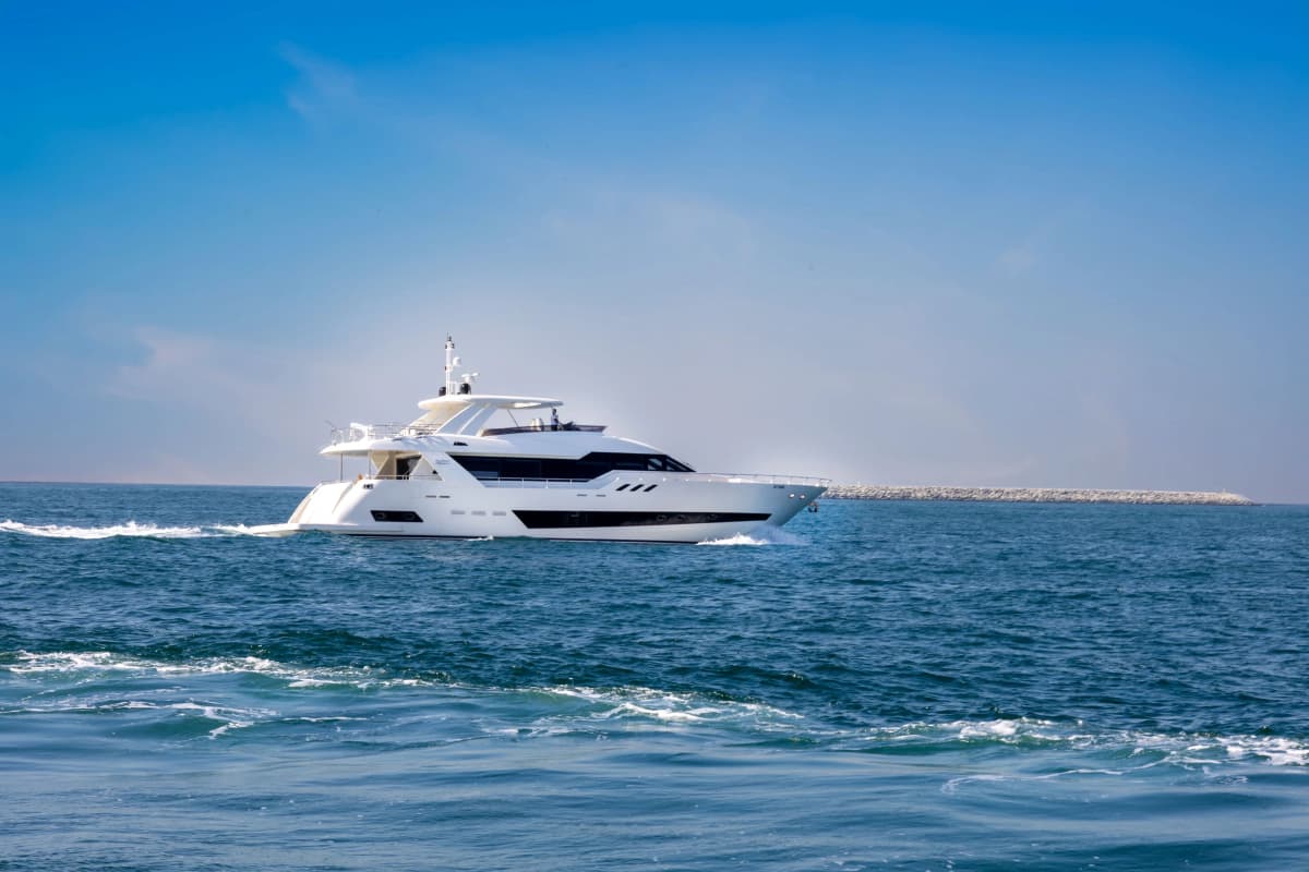 Caliente Luxury Yacht Charter — photo 2 of 13