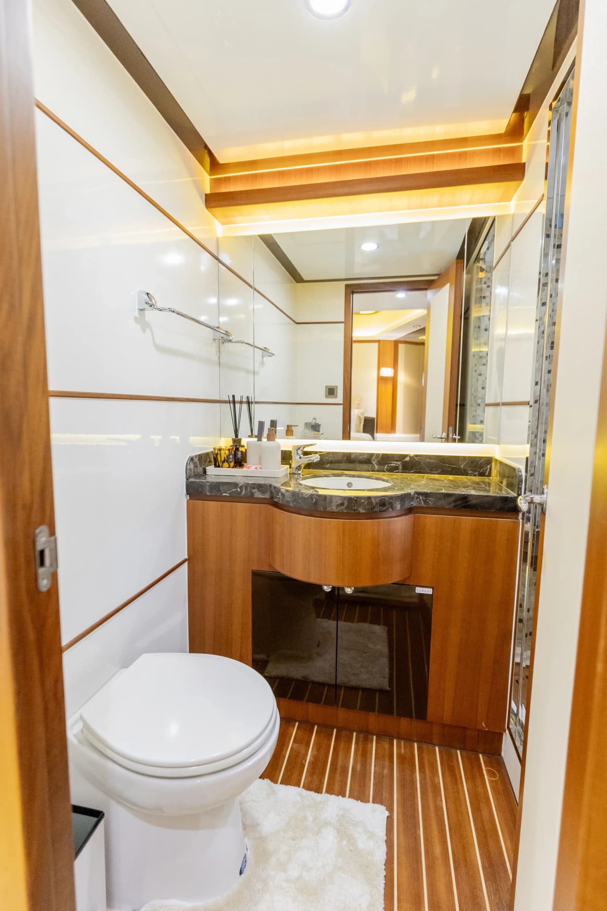 Caliente Luxury Yacht Charter — photo 3 of 13