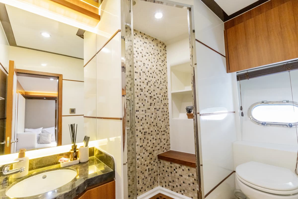Caliente Luxury Yacht Charter — photo 4 of 13