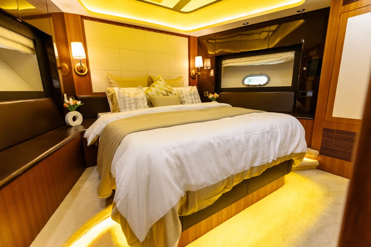 Caliente Luxury Yacht Charter — photo 5 of 13