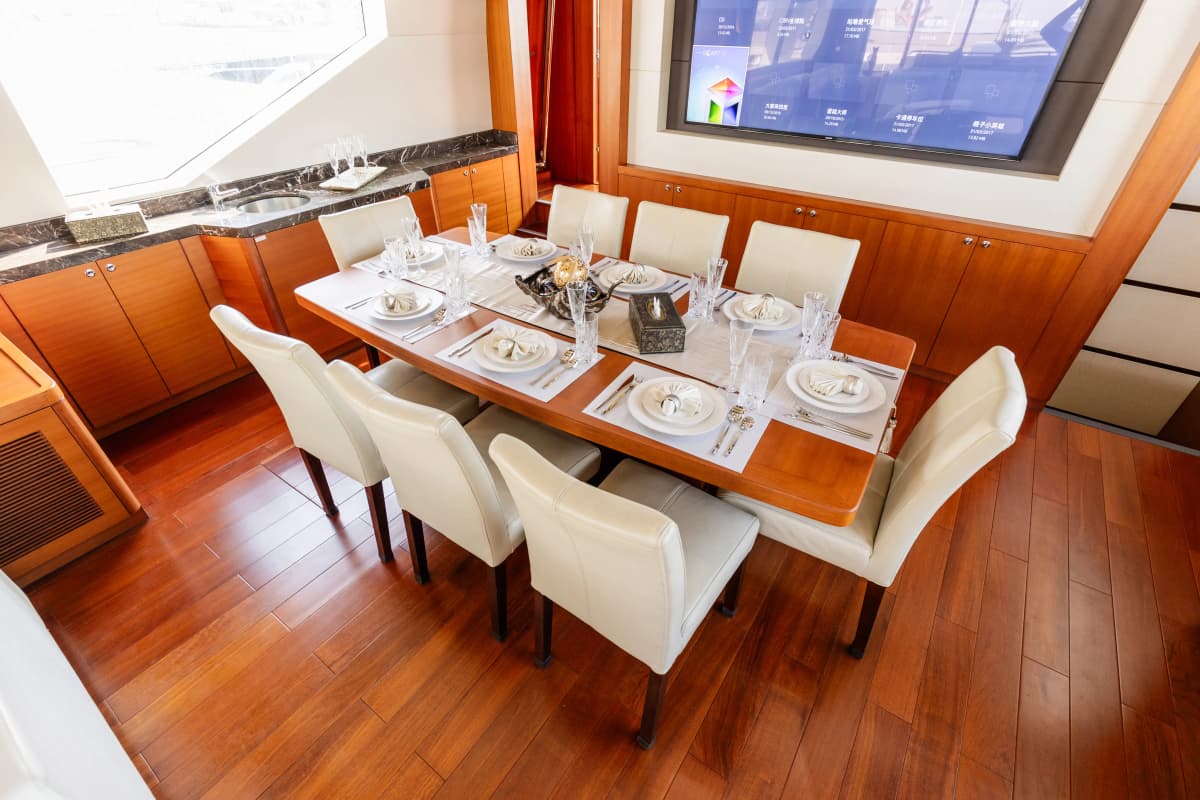 Caliente Luxury Yacht Charter — photo 6 of 13