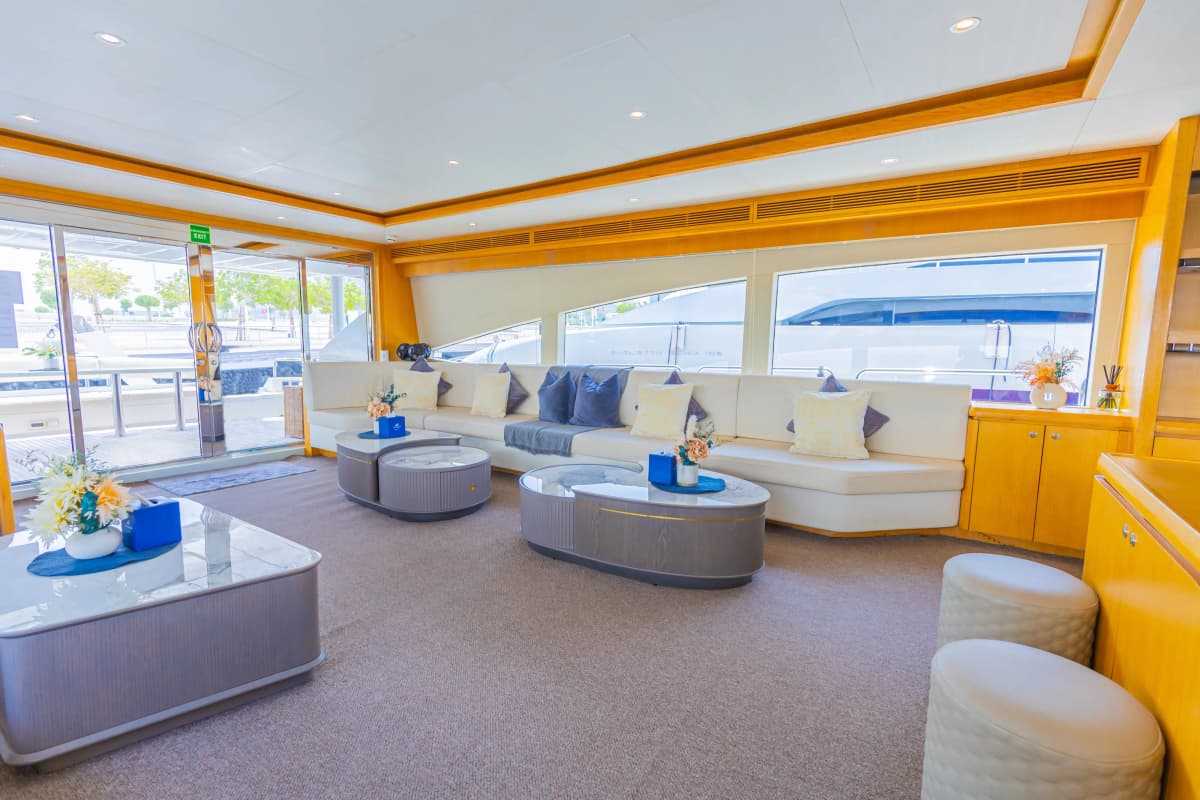 Caliente Luxury Yacht Charter — photo 7 of 13
