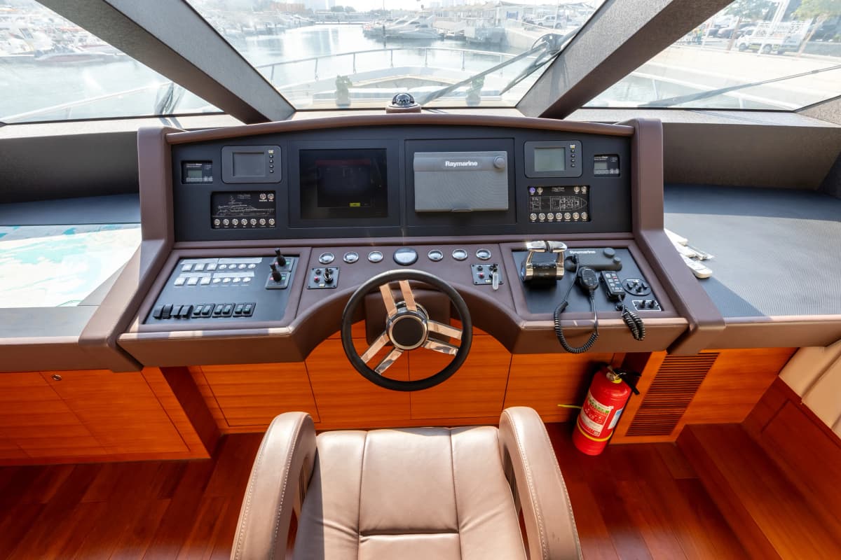 Caliente Luxury Yacht Charter — photo 9 of 13