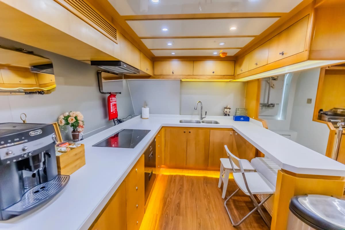 Kona Luxury Yacht Charter — photo 7 of 12