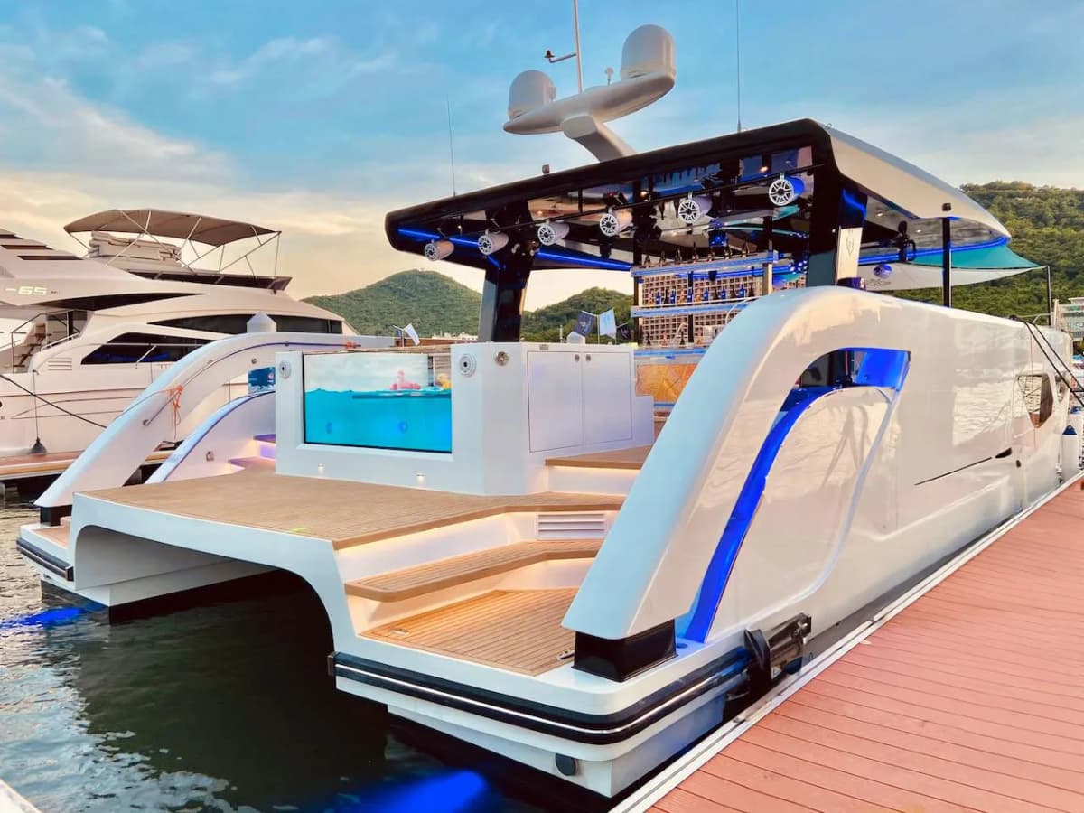 Ozone Luxury Party Yacht Charter — photo 2 of 11