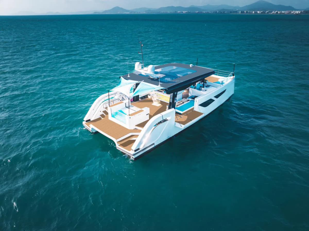 Ozone Luxury Party Yacht Charter — photo 8 of 11