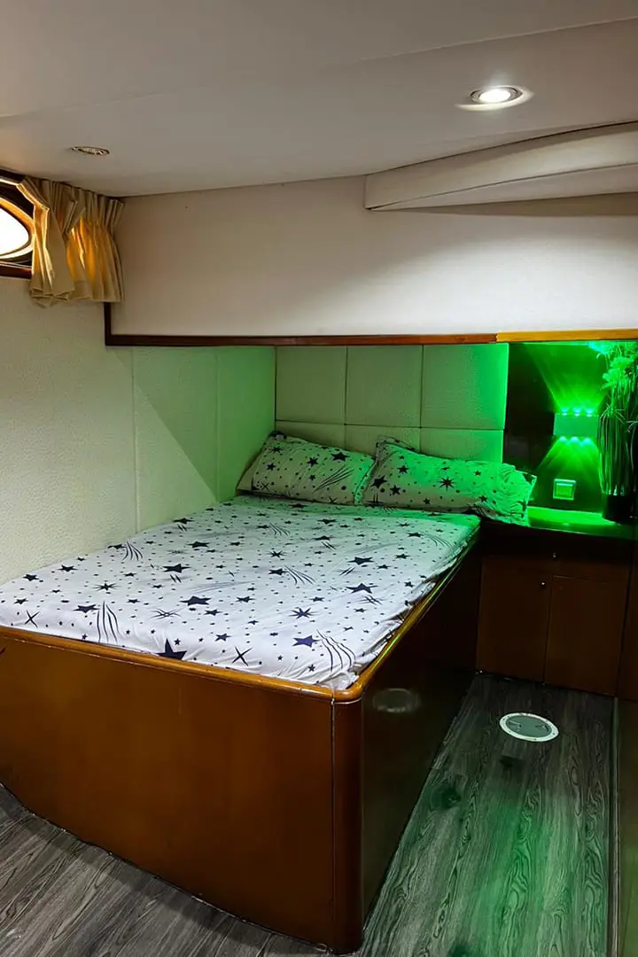 Aurora Sky 80ft Yacht — photo 5 of 6